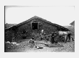 Pajar en Asturias, entre 1916 y 1932. Trabajo de campo de los investigadores de la Secci&oacute;n de Folclore del Centro de Estudios Hist&oacute;ricos. Fotograf&iacute;a en cristal