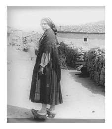 Mujer con zuecos,entre 1916 y 1932. Trabajo de campo de los investigadores de la Secci&oacute;n de Folclore del Centro de Estudios Hist&oacute;ricos. Fotograf&iacute;a en cristal