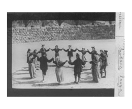 Grupo bailando la sardana, Barcelona, entre 1916 y 1932. Trabajo de campo de los investigadores de la Secci&oacute;n de Folclore del Centro de Estudios Hist&oacute;ricos. Fotograf&iacute;a en cristal
