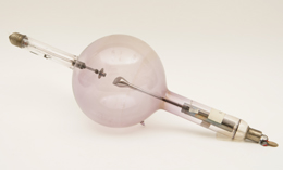 Tubo de rayos X, hacia 1920. Este instrumento fue utilizado por Julio Palacios en el Laboratorio de Investigaciones F&iacute;sicas primero y del Instituto Nacional de F&iacute;sica y Qu&iacute;mica despu&eacute;s. Preocupado por las estructuras cristalogr&aacute;ficas, los m&eacute;todos de difracci&oacute;n de rayos X le permitieron identificar sustancias cristalinas y determinar su estructura