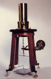 Cuarzo piezoel&eacute;ctrico Pierre Curie, hacia 1900. Instrumento para medir la radiactividad. Perteneci&oacute; al Instituto de Radiactividad de la Universidad Central