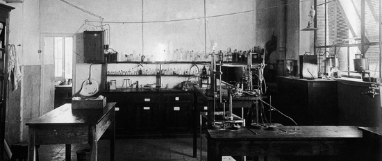 Laboratorio de Qu&iacute;mica en el pabell&oacute;n Transatl&aacute;ntico de la Residencia de Estudiantes. Madrid, a&ntilde;os 20. Archivo Espasa Calpe