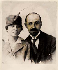 Retrato de boda de Juan Ram&oacute;n Jim&eacute;nez y Zenobia Camprub&iacute;. La ceremonia se celebr&oacute; en la iglesia neoyorquina de Saint Stephen el 2 de marzo de 1916, aunque la fotograf&iacute;a se tom&oacute; unos d&iacute;as despu&eacute;s en The Garo Studio, Boston. Fundaci&oacute;n Juan Ram&oacute;n Jim&eacute;nez, Moguer
