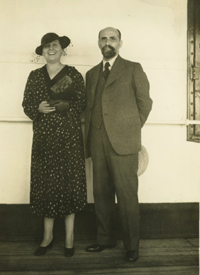 Zenobia Camprub&iacute; y Juan Ram&oacute;n Jim&eacute;nez en Maryland, hacia 1941. Sala Zenobia y Juan Ram&oacute;n Jim&eacute;nez, Universidad de Puerto Rico