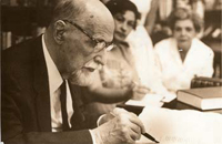 Juan Ram&oacute;n Jim&eacute;nez firmando ejemplares de una edici&oacute;n de lujo de Platero y yo en la Sala Zenobia y Juan Ram&oacute;n Jim&eacute;nez de la Universidad de Puerto Rico. Al fondo, Mar&iacute;a Emilia Guzm&aacute;n de Zaya, directora de enfermeras del Hospital Psiqui&aacute;trico de Hato Tejas, 1957. Fundaci&oacute;n Juan Ram&oacute;n Jim&eacute;nez, Moguer