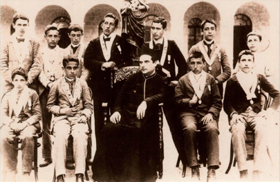  Juan Ram&oacute;n Jim&eacute;nez, de pie, el primero por la derecha, con sus compa&ntilde;eros del colegio San Luis Gonzaga, El Puerto de Santa Mar&iacute;a, C&aacute;diz, 1896. Fundaci&oacute;n Juan Ram&oacute;n Jim&eacute;nez, Moguer 