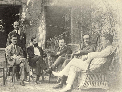 De izquierda a derecha, Alberto Jim�nez Fraud, Juan Ram�n Jim�nez (detr�s), Am�rico Castro, Manuel Garc�a Morente, el cr�tico de arte �ngel Vegu� y Goldoni y Francisco Bece�a en el jard�n de la Residencia de Estudiantes, en su primera sede de la calle Fortuny, Madrid, hacia 1914.  Fotograf�a de Miss Atckinson. Fundaci�n Juan Ram�n Jim�nez, Moguer 