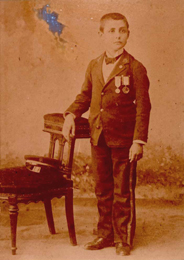 Juan Ram&oacute;n Jim&eacute;nez con el uniforme del colegio San Luis Gonzaga, El Puerto de Santa Mar&iacute;a, C&aacute;diz, hacia 1894