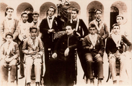 Juan Ram&oacute;n Jim&eacute;nez, de pie, el primero por la derecha, con sus compa&ntilde;eros del colegio San Luis Gonzaga, El Puerto de Santa Mar&iacute;a, C&aacute;diz, 1896