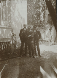 Juan Ram&oacute;n Jim&eacute;nez junto a otros dos residentes en el jard&iacute;n de la primera sede de la Residencia de Estudiantes, en la calle Fortuny de Madrid, hacia 1913