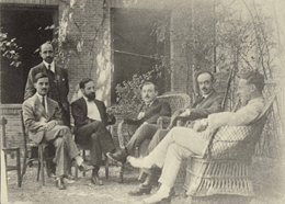 De izquierda a derecha, Alberto Jim&eacute;nez Fraud, Juan Ram&oacute;n Jim&eacute;nez (detr&aacute;s), Am&eacute;rico Castro, Manuel Garc&iacute;a Morente, el cr&iacute;tico de arte &Aacute;ngel Vegu&eacute; y Goldoni y Francisco Bece&ntilde;a en el jard&iacute;n de la Residencia de Estudiantes
