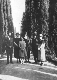 Federico Garc&iacute;a Lorca, Zenobia Camprub&iacute;, Isabel Garc&iacute;a Lorca, Emilia Llanos, Juan Ram&oacute;n Jimen&eacute;z y Concha Garc&iacute;a Lorca en el Generalife, Granada, julio de 1924