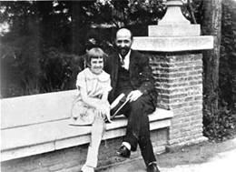 Juan Ram&oacute;n Jim&eacute;nez con una ni&ntilde;a en el banco del duque de Alba de la Residencia de Estudiantes, hacia 1924