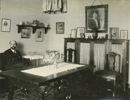 Juan Ram&oacute;n Jim&eacute;nez, fotografiado por Wunderlich en su casa del n&uacute;mero 96 de la calle Vel&aacute;zquez de Madrid, 1927