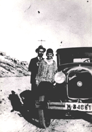 Juan Ram&oacute;n Jim&eacute;nez y Zenobia Camprub&iacute;, fotografiados por su sobrina In&eacute;s Camprub&iacute; junto al coche Ford que les regal&oacute; su hermano Jos&eacute; Camprub&iacute;, 1929
