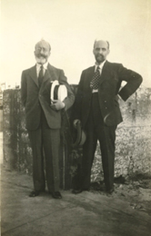 Juan Ram&oacute;n Jim&eacute;nez y Ram&oacute;n Men&eacute;ndez Pidal, fotografiados por Jos&eacute; Mar&iacute;a Chac&oacute;n y Calvo en el malec&oacute;n de La Habana, marzo de 1937