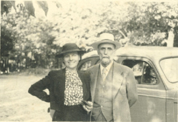 Juan Ram&oacute;n Jim&eacute;nez y Zenobia Camprub&iacute; delante de su Chevrolet en Washington, D. C., verano de 1950