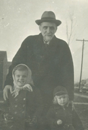 Juan Ram&oacute;n Jim&eacute;nez con dos ni&ntilde;os en Buenos Aires, agosto de 1948