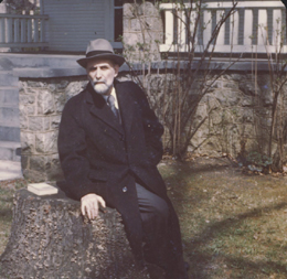 Juan Ram&oacute;n Jim&eacute;nez delante de su casa del n&uacute;mero 4310 de Queensbury Road, en Riverdale, Maryland, oto&ntilde;o de 1949