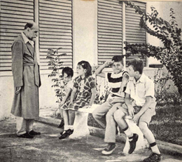 Juan Ram&oacute;n Jim&eacute;nez con los ni&ntilde;os en la Escuela Elemental de la Universidad de Puerto Rico, 28 de noviembre de 1952