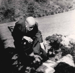 Juan Ram&oacute;n Jim&eacute;nez ante la tumba de Zenobia Camprub&iacute; en el cementerio de Porta Coeli, Bayam&oacute;n, Puerto Rico, 1957