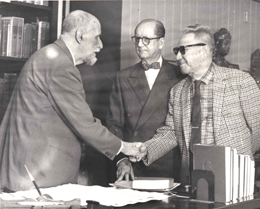 Juan Ram&oacute;n Jim&eacute;nez con Jaime Ben&iacute;tez Rexach, rector de la Universidad de Puerto Rico, y Thomas S. Hayes, director de la Biblioteca General, 3 de octubre de 1957