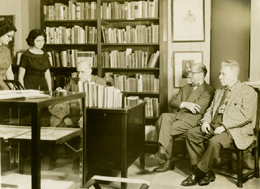 Juan Ram&oacute;n Jim&eacute;nez con Jaime Ben&iacute;tez Rexach (sentado), rector de la Universidad de Puerto Rico, Sebasti&aacute;n Gonz&aacute;lez Garc&iacute;a, decano de Humanidades de dicha universidad, y Margaret B. de Rodr&iacute;guez