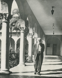 Juan Ram&oacute;n Jim&eacute;nez, fotografiado por Michel Alexis en el claustro de la Universidad de Puerto Rico, hacia 1957