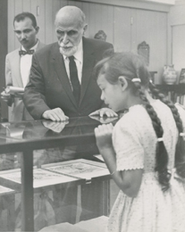 Juan Ram&oacute;n Jim&eacute;nez ante el Platero de alambre y paja con que le obsequian la maestra y los alumnos de la Escuela Josefita Monserrate de Sell&eacute;s, Puerto Rico, 20 de mayo de 1958