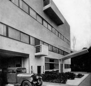 Fachada principal de la villa Stein-de Monzie, 1926-1928. Fondation Le Corbusier, Par&iacute;s.