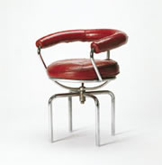 Silla pivotante dise&ntilde;ada por Le Corbusier, Pierre Jeanneret y Charlotte Perriand, 1928. Acero tubular niquelado y tapicer&iacute;a de cuero, 72,7 x 62,5 x 55,5 cm. Vitra Design Museum, Weil am Rhein, Alemania.