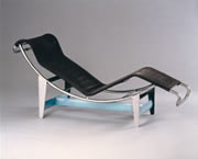 Chaisse longue dise&ntilde;ada por Le Corbusier, Pierre Jeanneret y Charlotte Perriand, 1928-1929. Acero tubular cromado y lacado, resortes y lona, Vitra Design Museum, Weil am Rhein, Alemania.