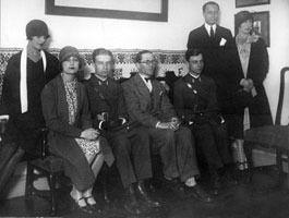 Le Corbusier con los hijos del infante don Fernando despu&eacute;s de una de sus conferencias impartidas en la Residencia de Estudiantes. Fotograf&iacute;a de Vidal publicada en el n&uacute;mero 20 de la revista Estampa, Madrid, 13 de mayo de 1928. Fondation Le Corbusier, Par&iacute;s.