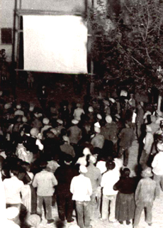 People waiting for the movie at an outdoors show, c.1932. Residencia de Estudiantes, Madrid