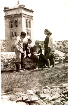 Misioneros conversando en el descanso de una misi&oacute;n, hacia 1932. Residencia de Estudiantes, Madrid
