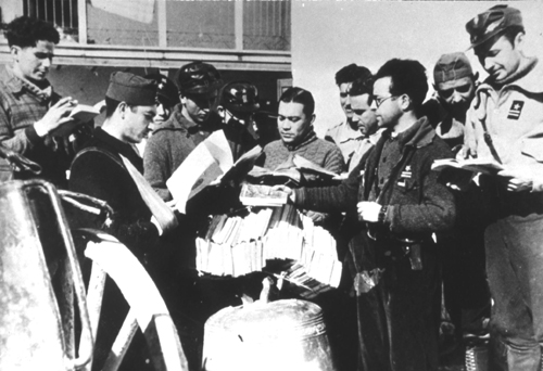 Llegada de una biblioteca a un grupo de combatientes republicanos, hacia 1937. Biblioteca Nacional, Madrid.
