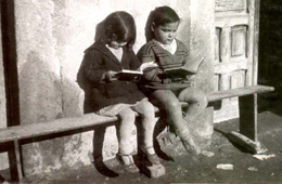 Un ni&ntilde;o y una ni&ntilde;a leyendo unos libros de la biblioteca de Misiones Pedag&oacute;gicas, hacia 1932. Residencia de Estudiantes, Madrid