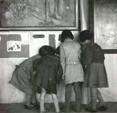 Ni&ntilde;as observando la reproducci&oacute;n de un grabado en Cebreros (&Aacute;vila), entre el 13 y el 17 de noviembre de 1932. Residencia de Estudiantes, Madrid