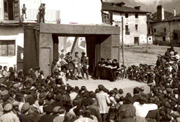 Representaci&oacute;n de 'El juez de los divorcios', de Cervantes, en Mombeltr&aacute;n (&Aacute;vila), 16 de febrero de 1932. En el escenario, Jos&eacute; Marzoa y Santa B&aacute;rbara. Residencia de Estudiantes, Madrid