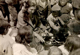 Margarita Andiano durante una sesi&oacute;n de m&uacute;sica en Navarrevisca (&Aacute;vila), entre el 13 y el 18 de julio de 1932. Residencia de Estudiantes, Madrid