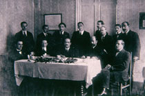Some members of the staff of the periodical Espa&ntilde;a, 1915. From left to right, standing, Rafael Penagos, an unidentified colleague, Luis Bagar&iacute;a, Luis de Zulueta, Luis Bello, Gustavo Pittaluga, Fernando Marco and Jos&eacute; Ruiz Castillo; seated, Ram&oacute;n P&eacute;rez de Ayala, an unidentified colleague , Jos&eacute; Ortega y Gasset , P&iacute;o Baroja, and Azor&iacute;n. Fundaci&oacute;n Ortega y Gasset, Madrid