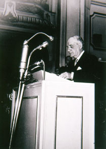 Jos&eacute; Ortega y Gasset delivering a lecture in Hamburg to commemorate Goethe&rsquo;s 200th birth anniversary, 1949. Fundaci&oacute;n Ortega y Gasset, Madrid