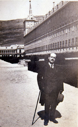 Jos&eacute; Ortega y Gasset in the Monks&rsquo; Garden, El Escorial, Madrid, 1915.    Fundaci&oacute;n Jos&eacute; Ortega y Gasset, Madrid.