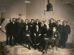 Some members of the staff of the periodical Espa&ntilde;a. From left to right, sat, Jos&eacute; Ortega y Gasset, Jos&eacute; Mart&iacute;nez  Ruiz (Azor&iacute;n), P&iacute;o Baroja y Ram&oacute;n P&eacute;rez de Ayala; standing, Jos&eacute; Ruiz Castillo, Rafael de Penagos, an unidentified man, Luis Bagar&iacute;a, Luis de Zulueta, Gustavo Pittaluga, Luis bello, Fernando Marco y Garc&iacute;a Bilbao, 1915. Fundaci&oacute;n Ortega y Gasset, Madrid.