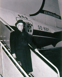Jos&eacute; Ortega y Gasset arrives at Frankfurt airport. Fundaci&oacute;n Ortega y Gasset, Madrid