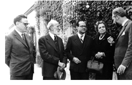 De izquierda a derecha, Manuel de Ter&aacute;n, Ram&oacute;n Men&eacute;ndez Pidal, Juli&aacute;n Mar&iacute;as, Rosa Spottorno y Paulino Garagorri en el 80 cumplea&ntilde;os de Te&oacute;filo Hernando, Madrid, 1961. Fundaci&oacute;n Jos&eacute; Ortega y Gasset, Madrid