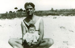 Manuel de Ter&aacute;n con su hijo Fernando en la playa de Torredembarra (Tarragona), 1931