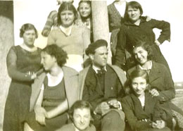 Manuel de Ter&aacute;n con un grupo de alumnas del Instituto-Escuela en &Aacute;vila, 1933