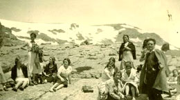 Manuel de Ter&aacute;n con sus alumnos del Instituto-Escuela durante una excursi&oacute;n a Pe&ntilde;alara (Sierra de Guadarrama), 30 de mayo de 1934