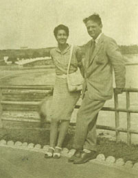 Manuel de Ter&aacute;n y Fernanda Troyano en la playa del Sardinero, Santander, agosto de 1947